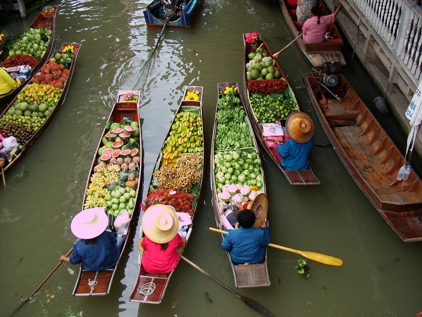 Rundreisen Thailand: Boote eines schwimmenden Markts in Bangkok