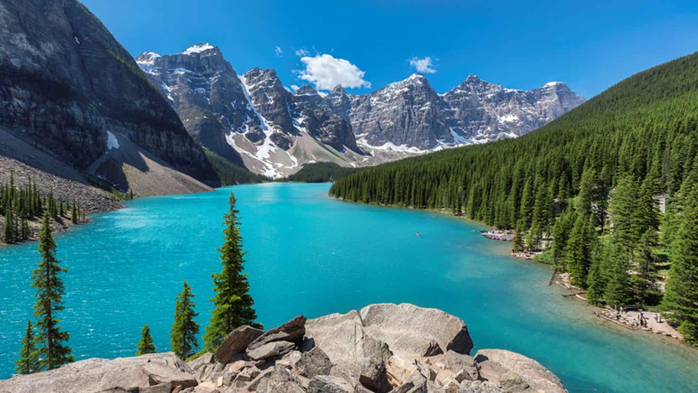 Blick auf den Moraine Lake im Banff National Park