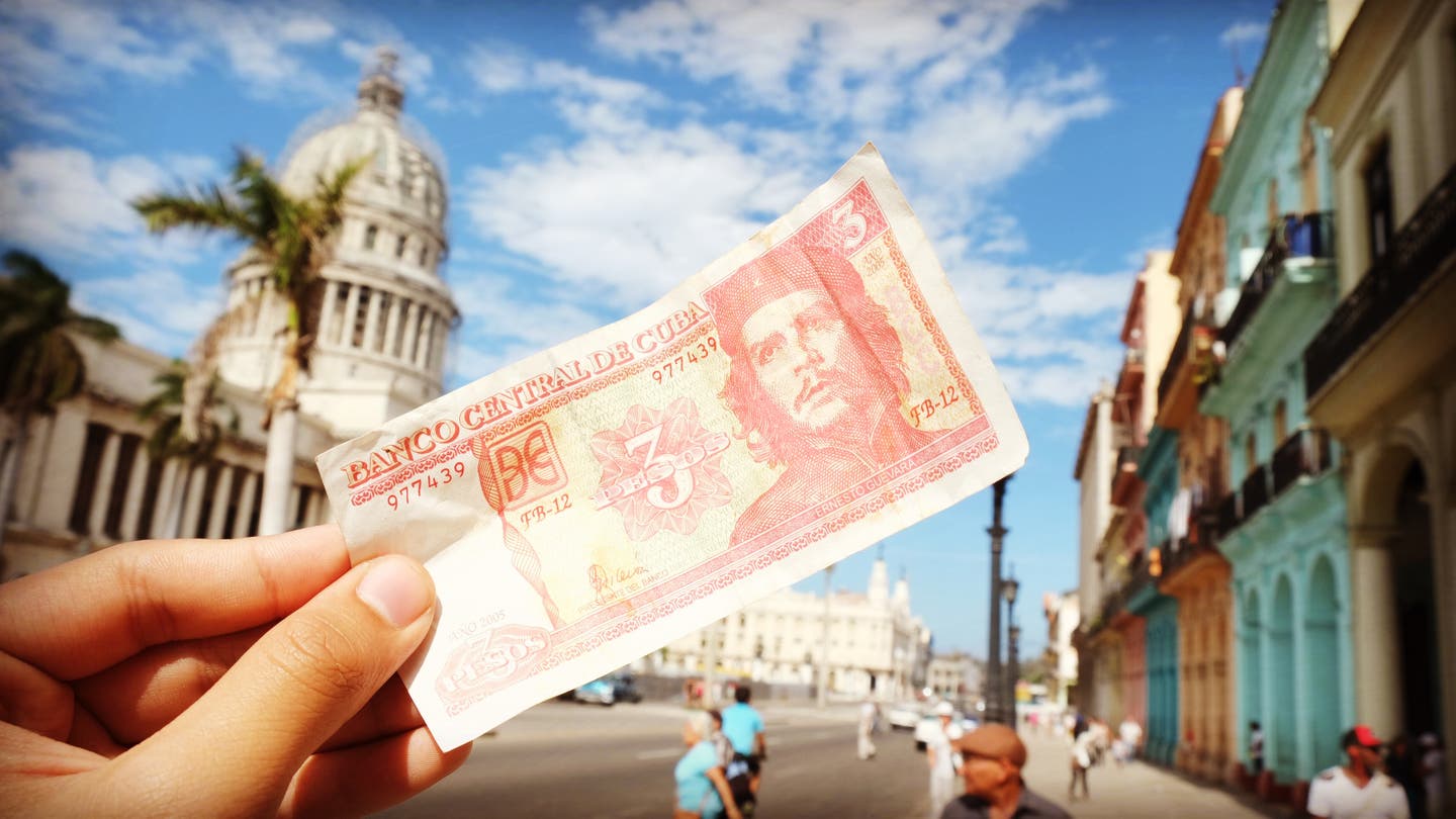 Währung der Karibik: Hand hält einen Geldschein in Havanna