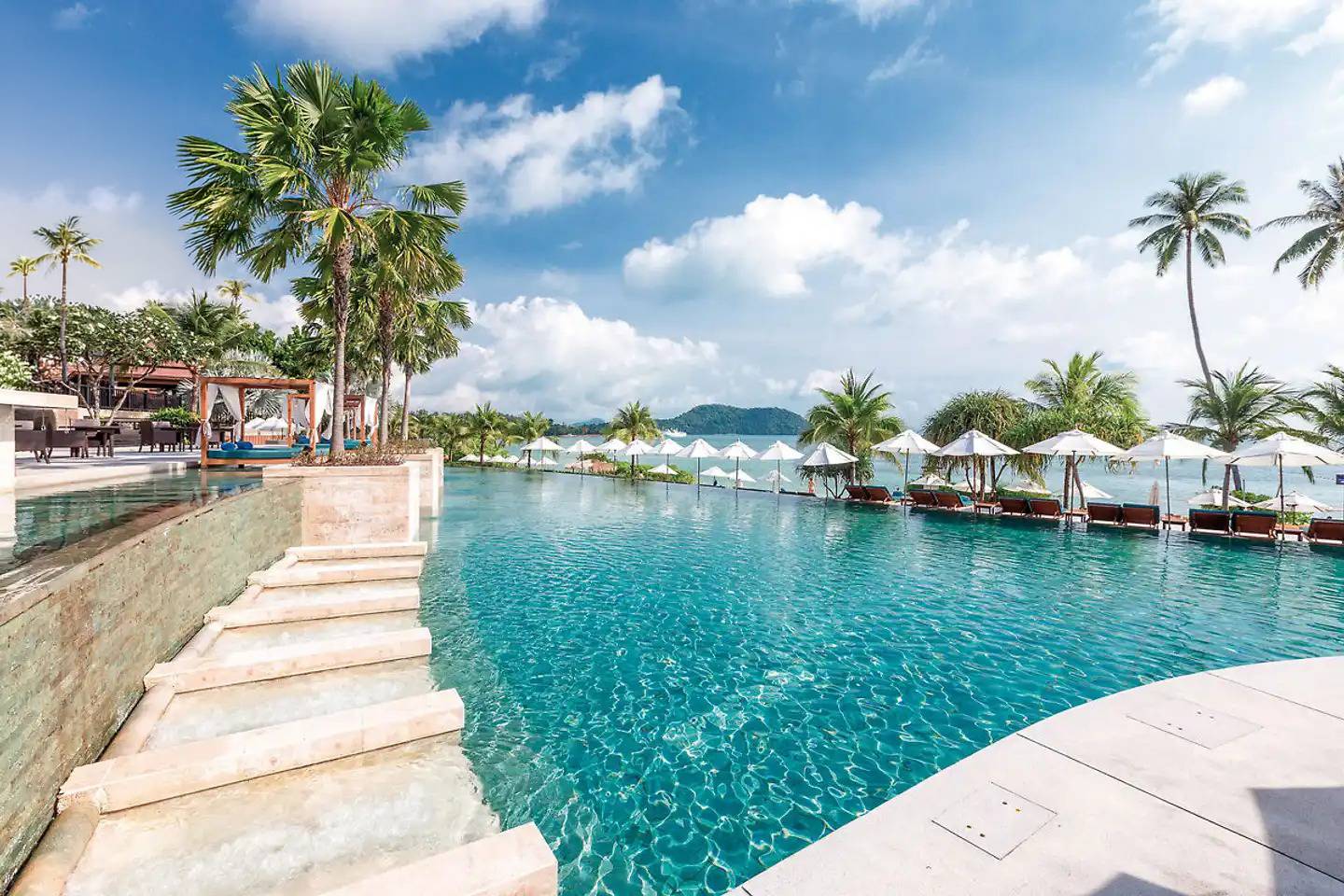 Der Poolbereich des Pullman Phuket Beach Resorts