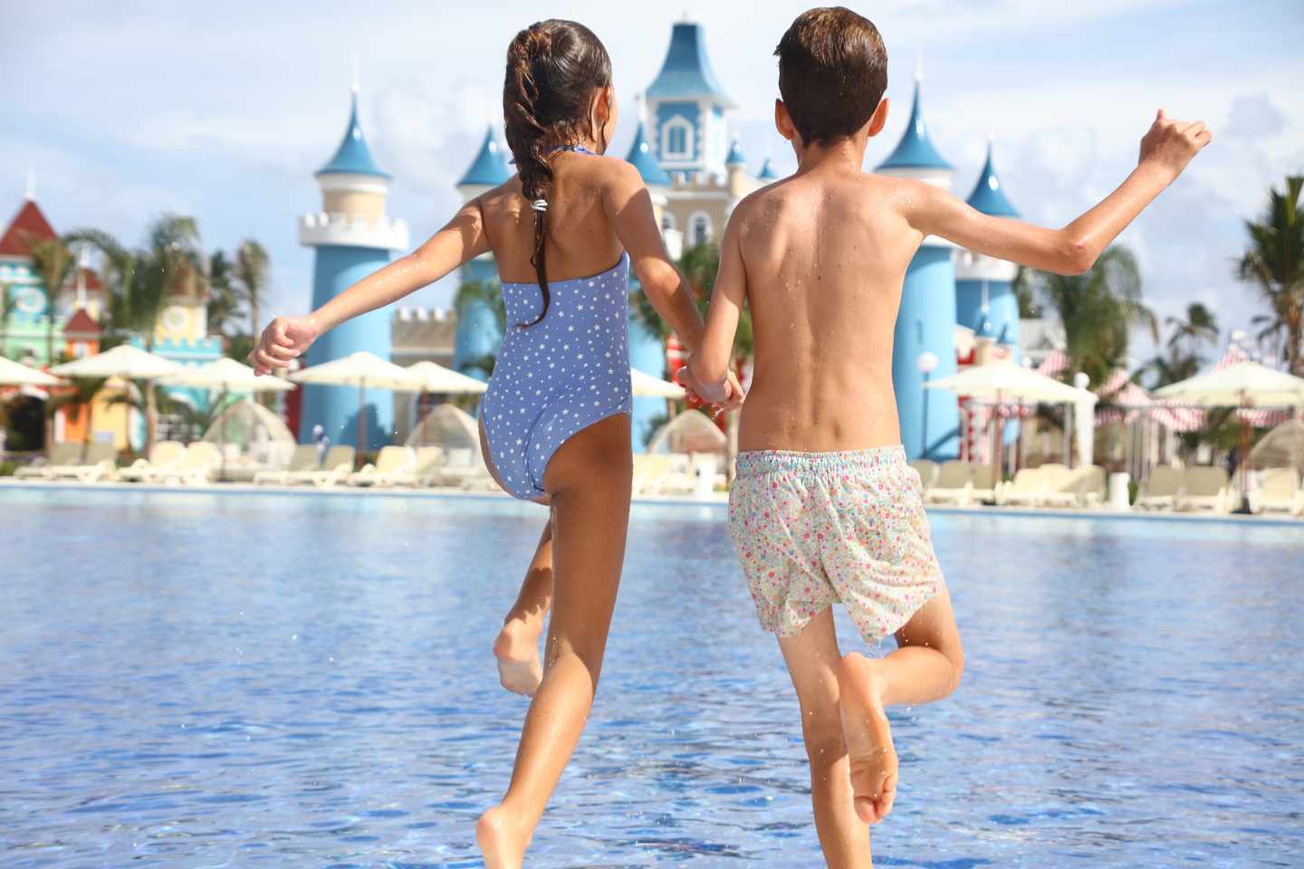 Poollandschaft mit springenden Kindern Poollandschaft mit springenden Kindern