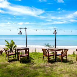 thailand-khao-lak-strand-restaurant-t-931888366.jpg