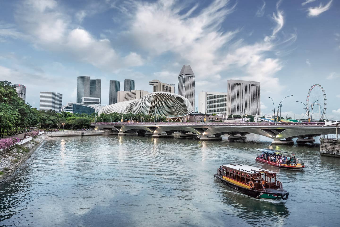 Singapurs Skyline mit Boot