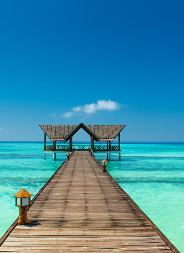 Zu den Angeboten Malediven Steg im Wasser