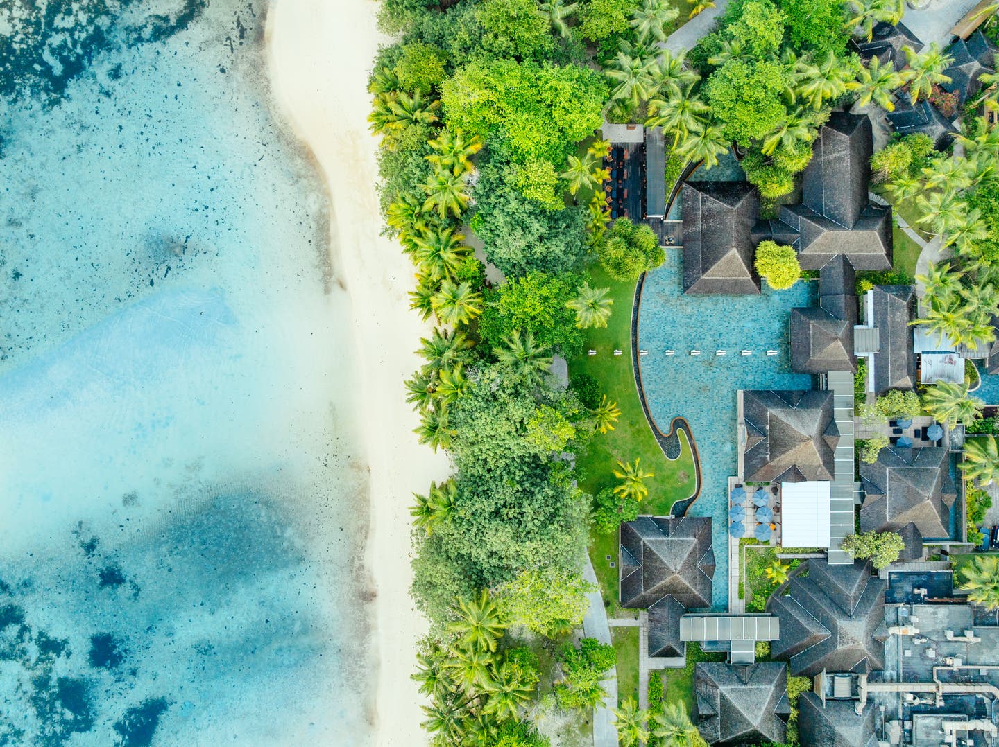 Top-Shot einer Drohne von Hotel, Poolanlage und Strand