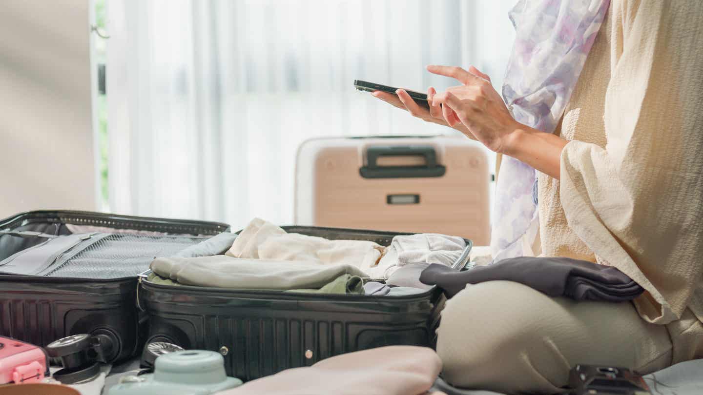 Einreise Kenia: Junge Frau packt ihren Koffer