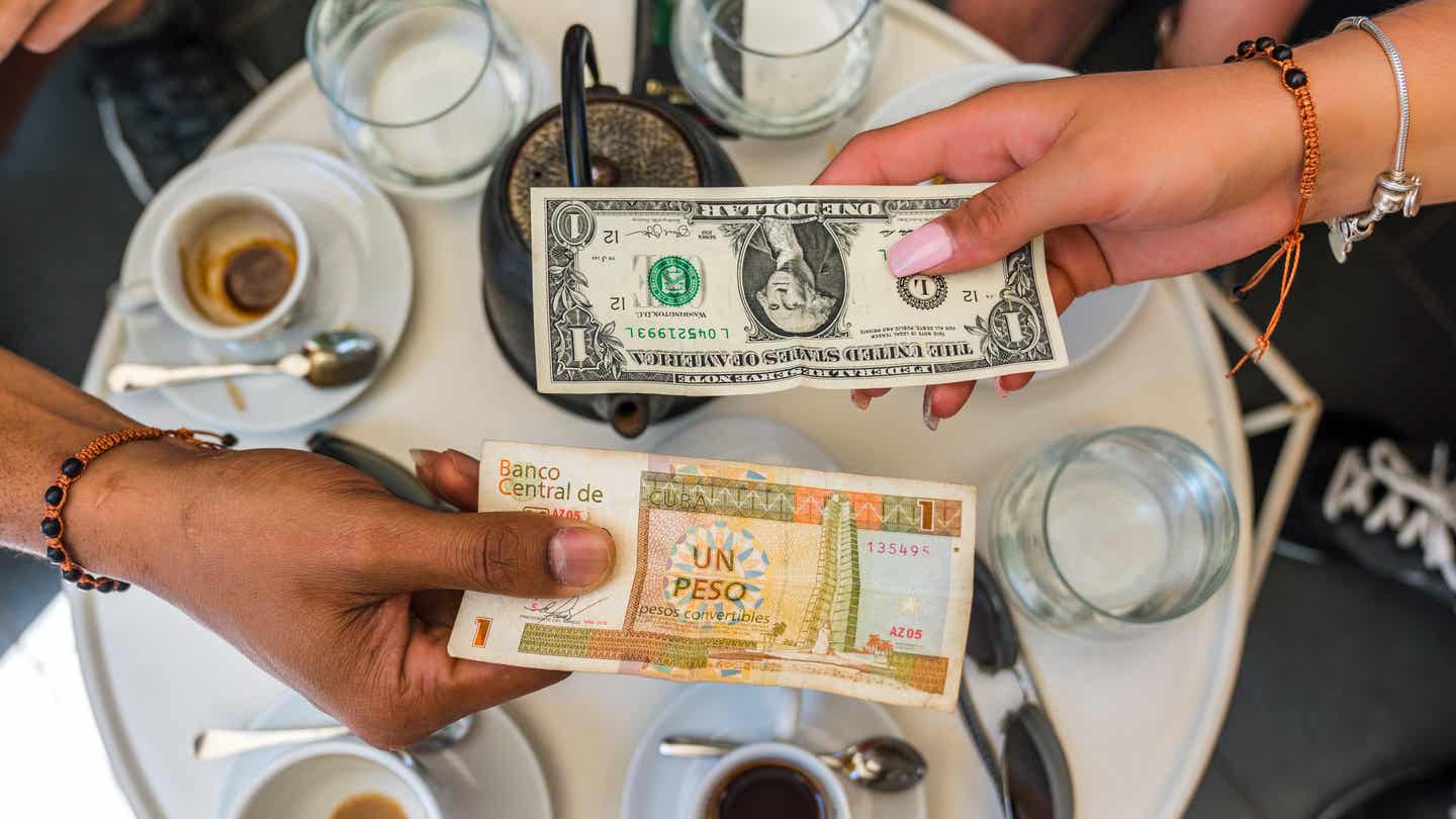 Währungen in der Karibik: Tausch eines US Dollars gegen einen kubanischen Peso