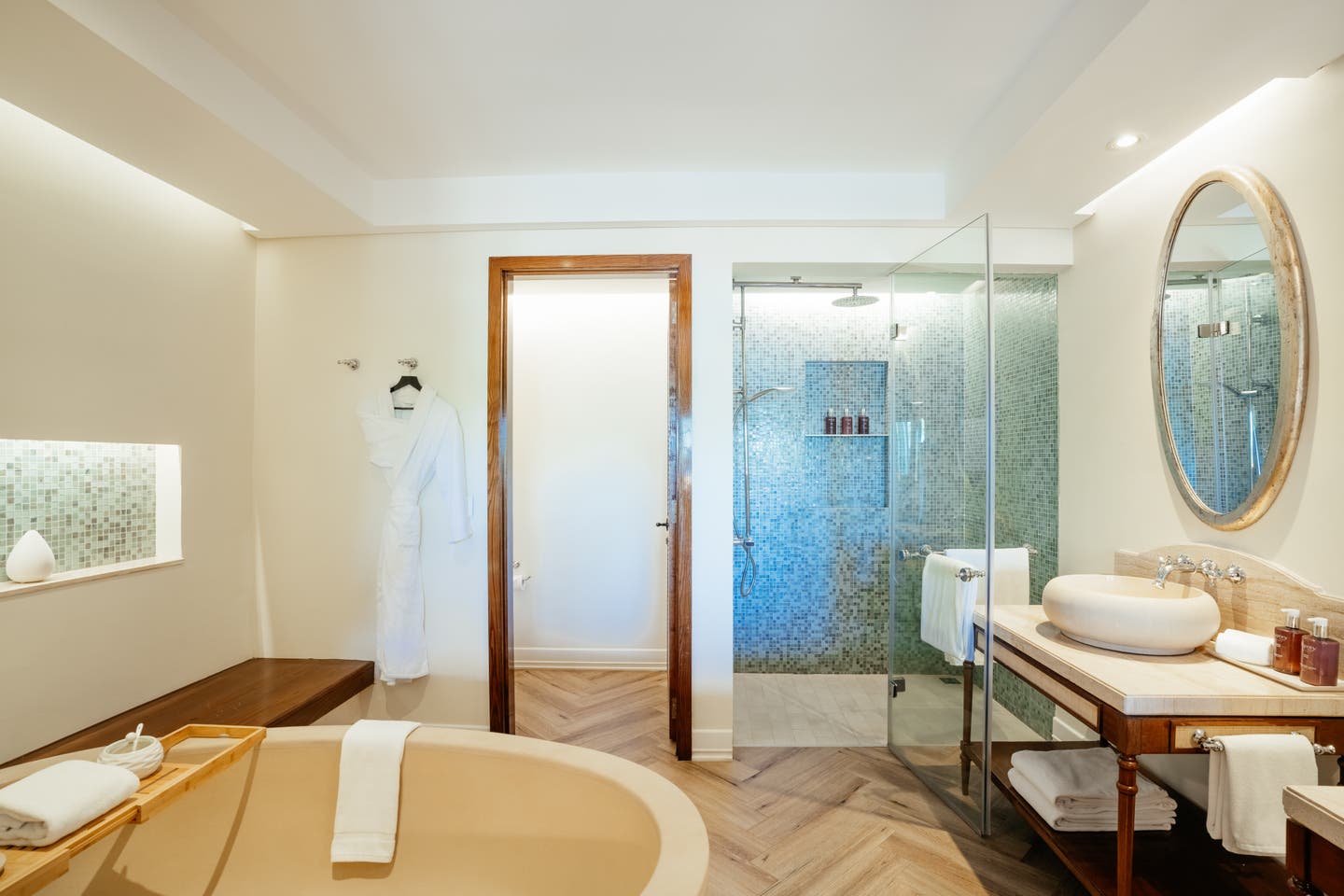 Bad mit großer Wanne in den Heritage Beach Junior Suiten