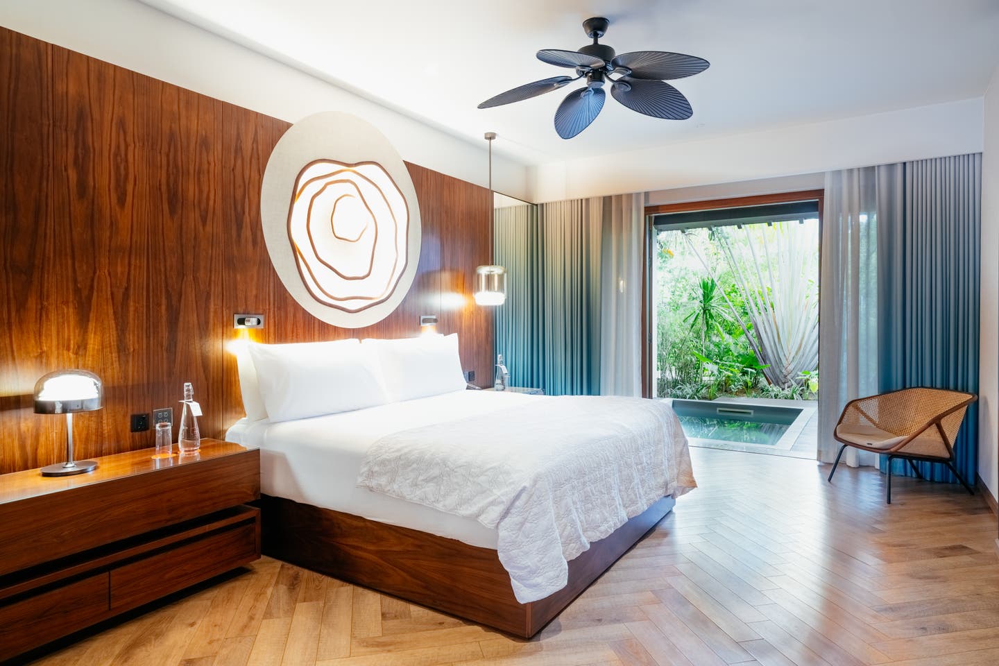 Doppelbett in einem exklusiven Hideaway des Hotels mit privatem Pool