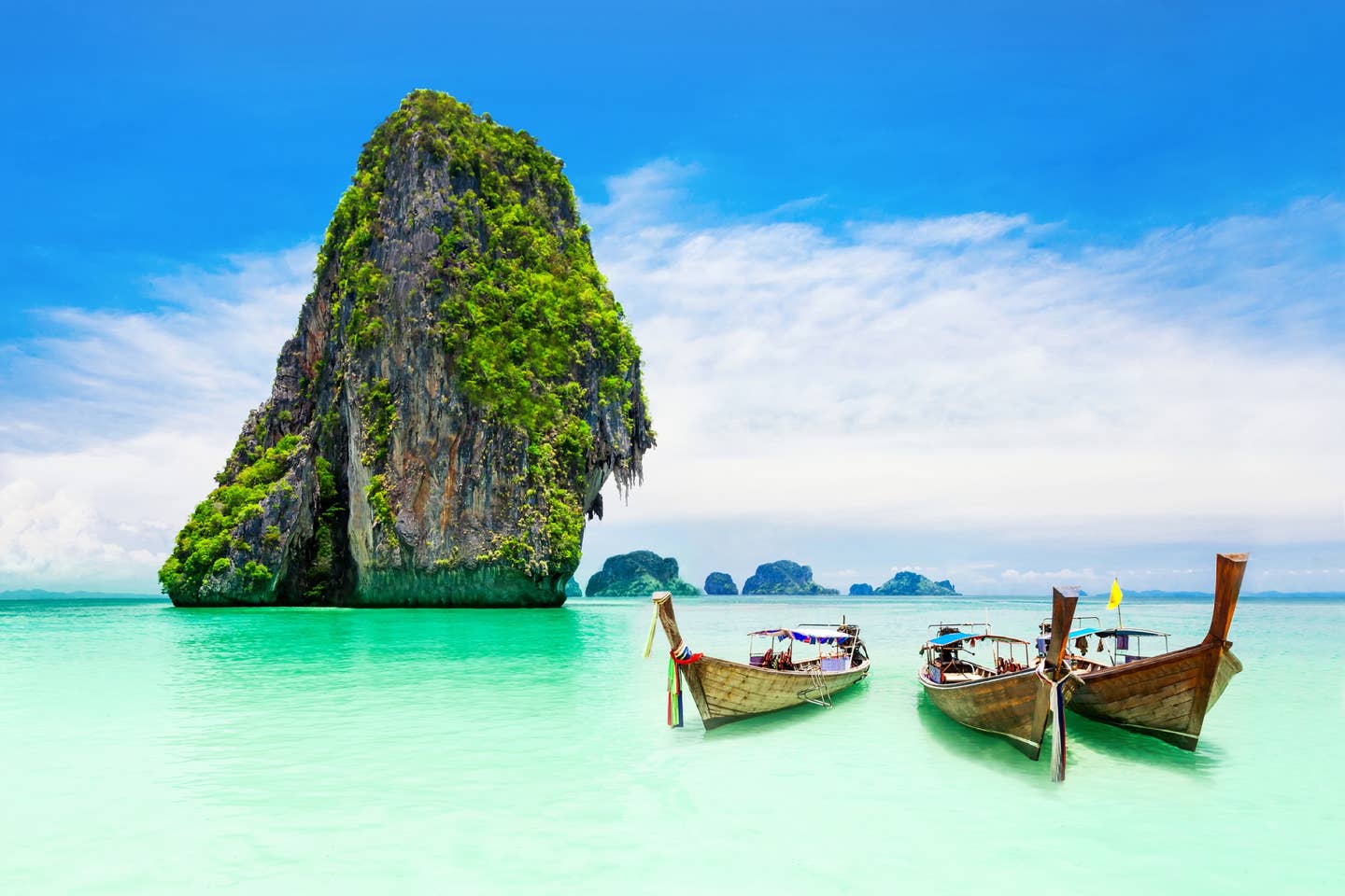 Rundreisen Phuket: riesige Felsen in einer der Buchten Phukets