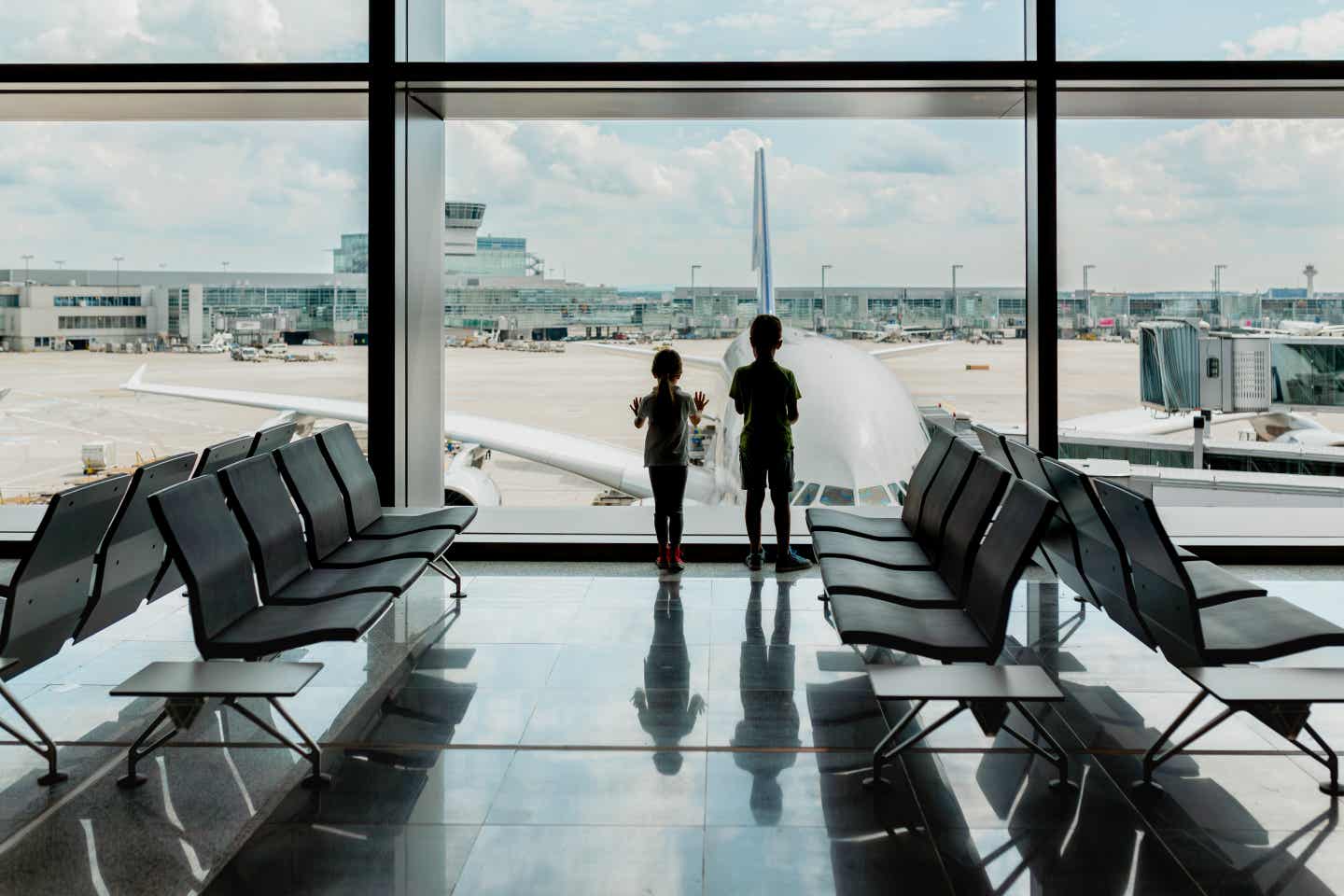 Südafrika Einreise: Aufgeregte Kinder am Flughafen