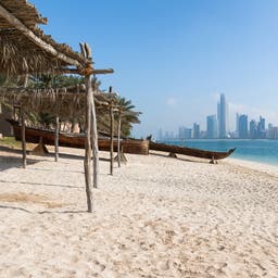 vae-abu-dhabi-strand-skyline-g-640248614.jpg