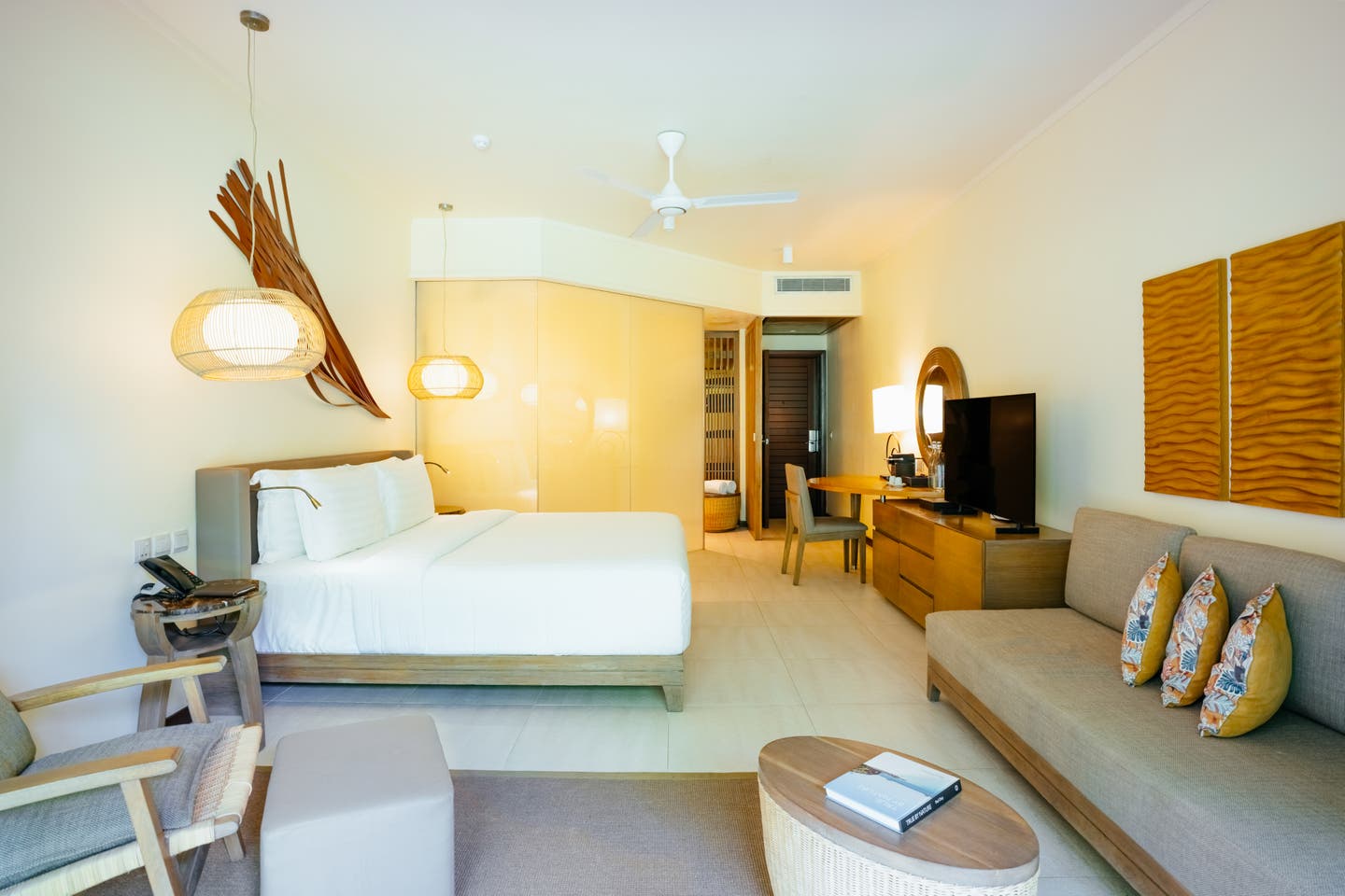 Bequemes Doppelbett und großer Fernseher in einem Garden Room