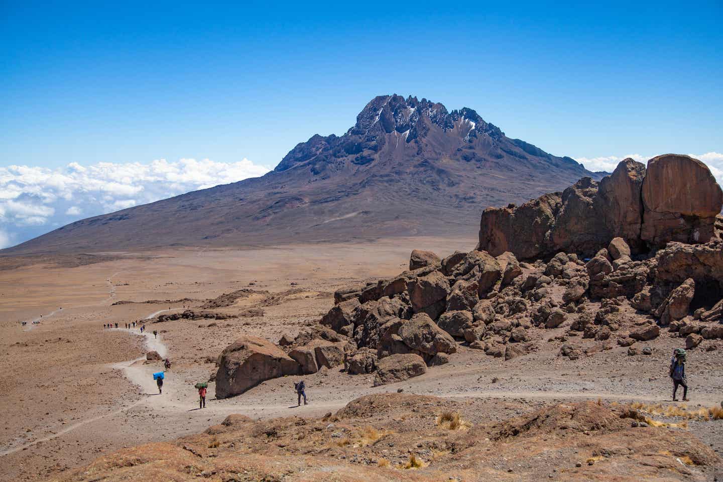 Tansania beste Reisezeit: Blick auf den Mawenzi-Gipfel vom Basislager des Kilimandscharo