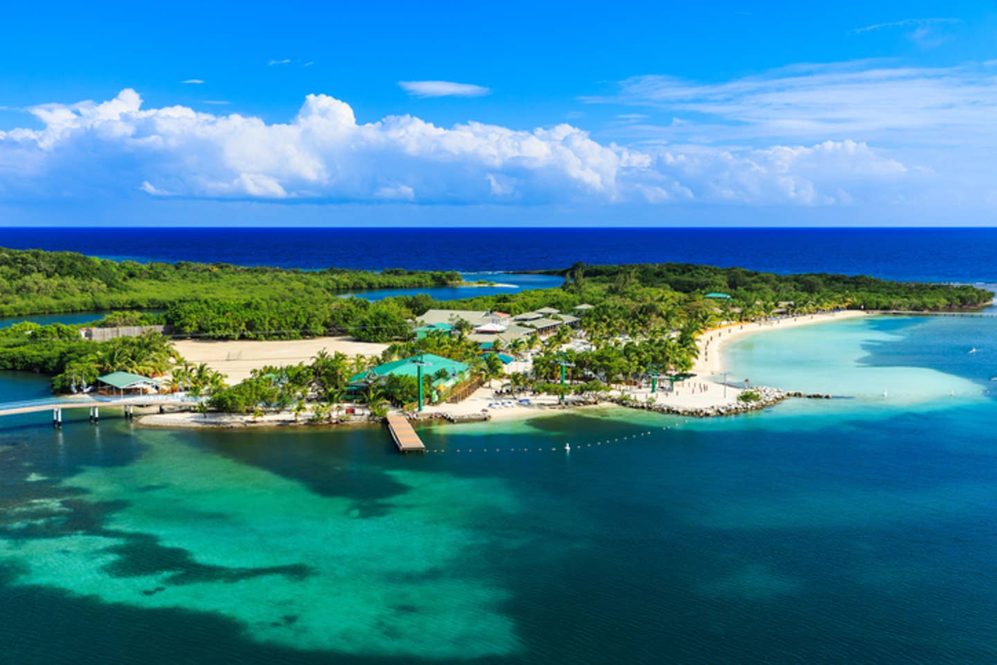 Rundreisen Honduras: die Insel Roatan vor Honduras
