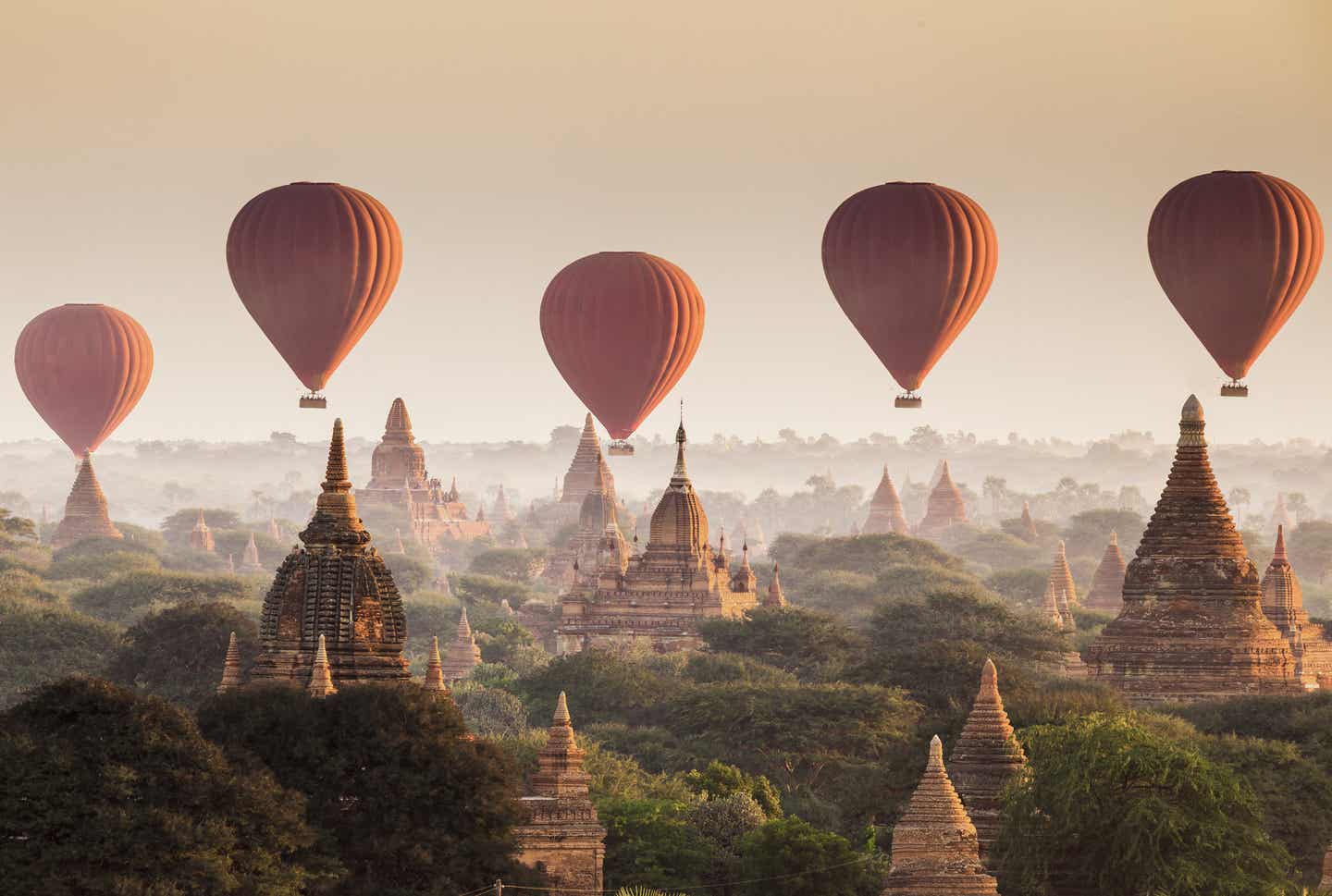 Heißluftballons über Myanmar