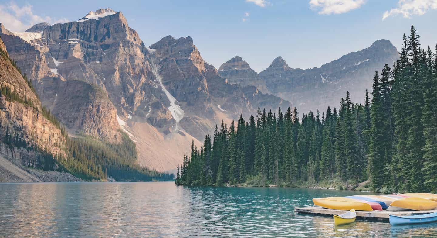 Moraine Lake in Kanada mit dem Boot erkunden