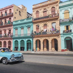 kuba-havanna-oldtimer-in-downtown-g-1132875715.jpg