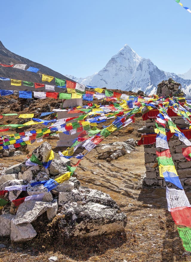 Zur Rundreise Nepal Berg Ama Dablam Gebetsfahnen