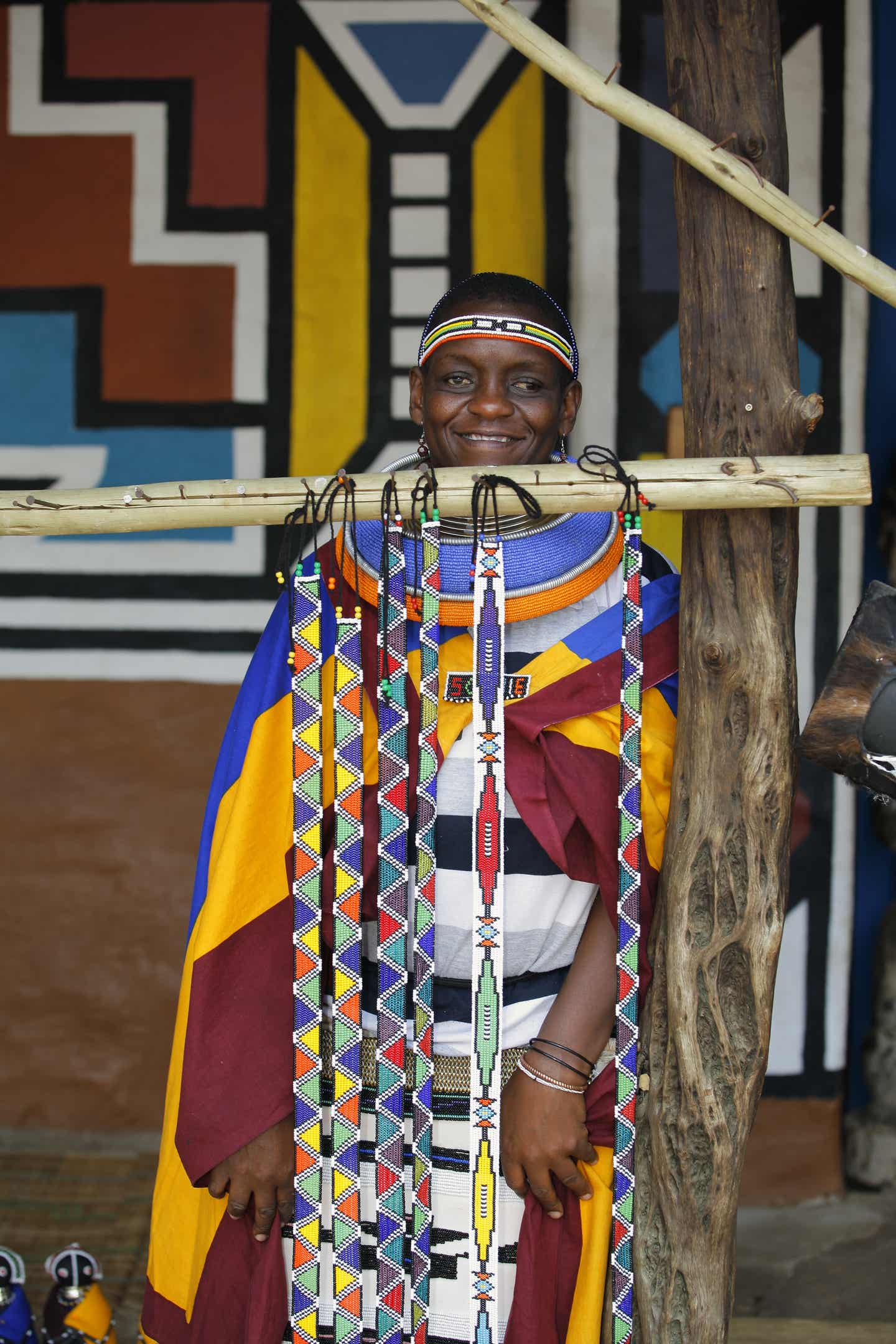 Südafrika Kultur: Ndebele Frau mit Perlen