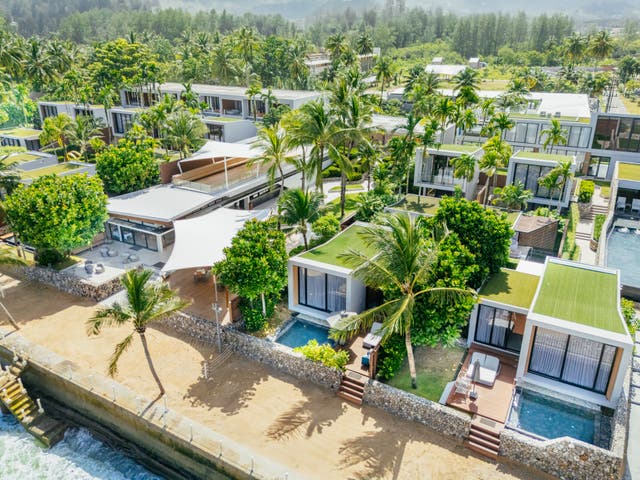 Luftbild des Hotels mit verschiedenen Villen am Strand