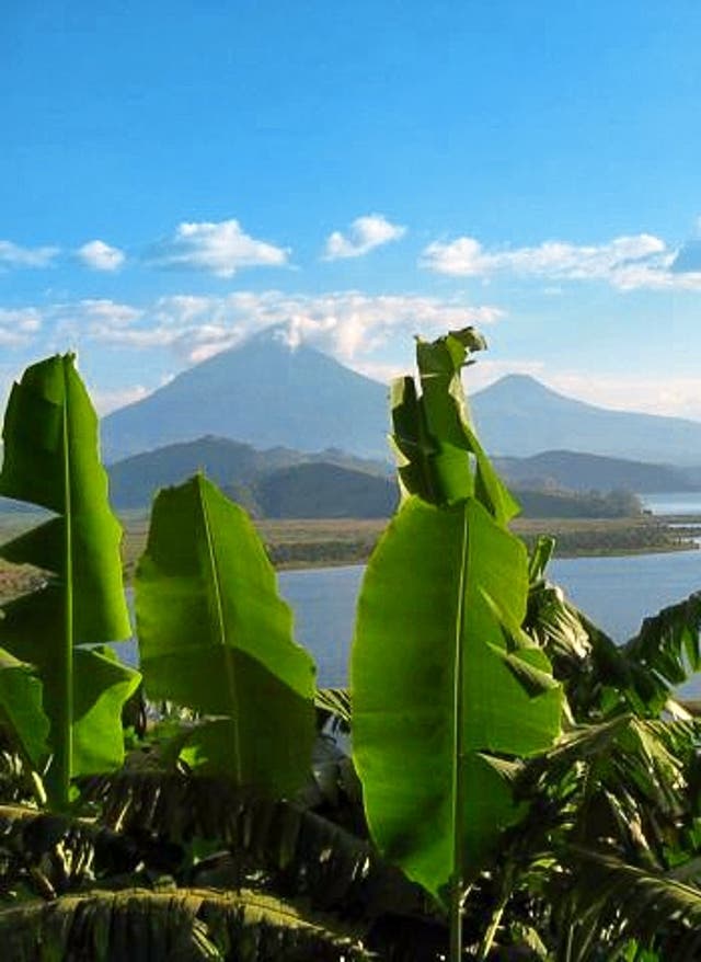 Zur Rundreise Uganda Landschaft See
