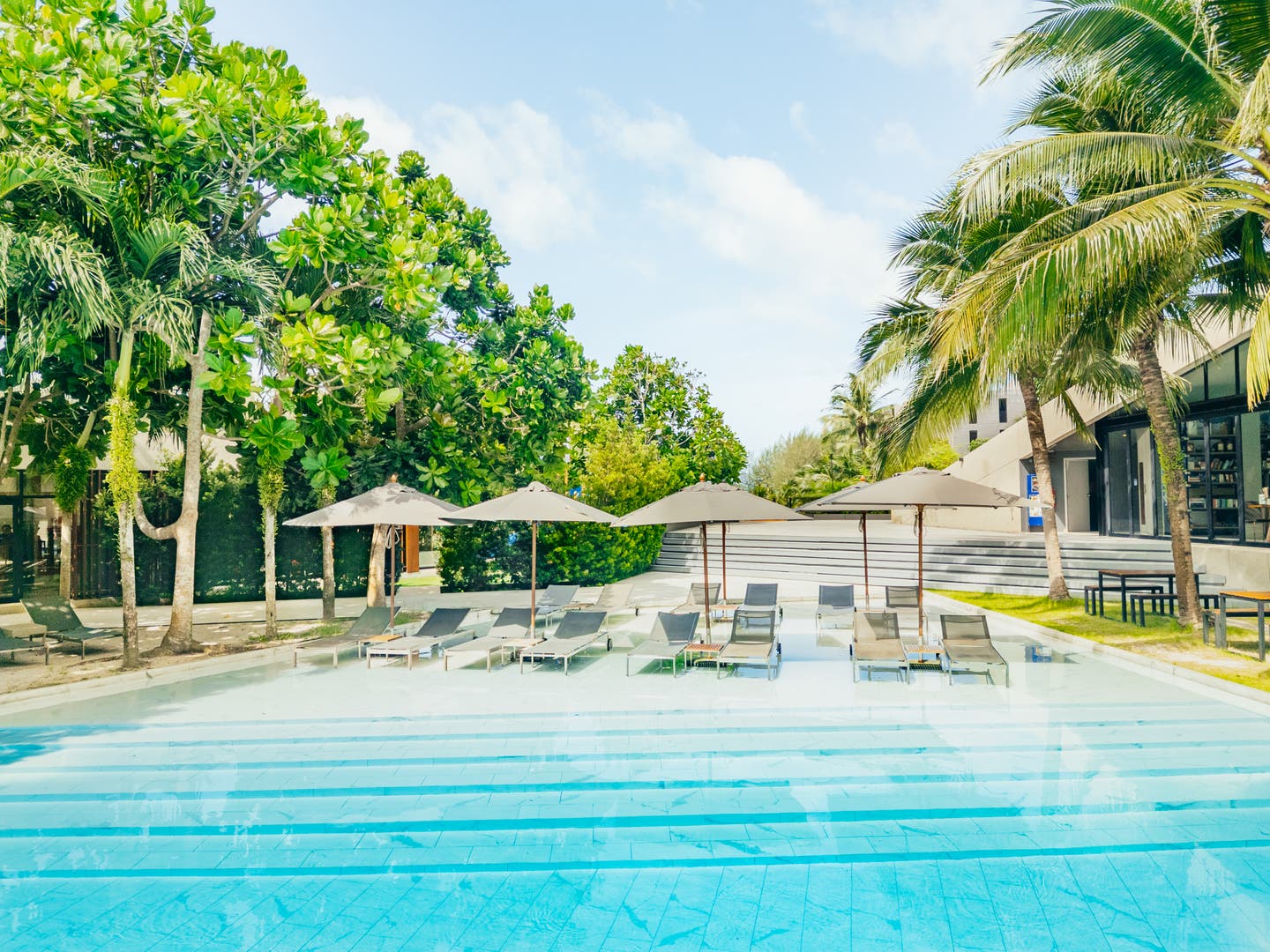 Sonnenliegen im seichten Wasser des Pools