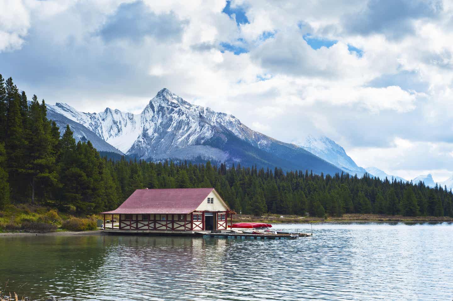 Nationalparks Kanada: Haus vor Berglandschaft im Jasper-Nationalpark