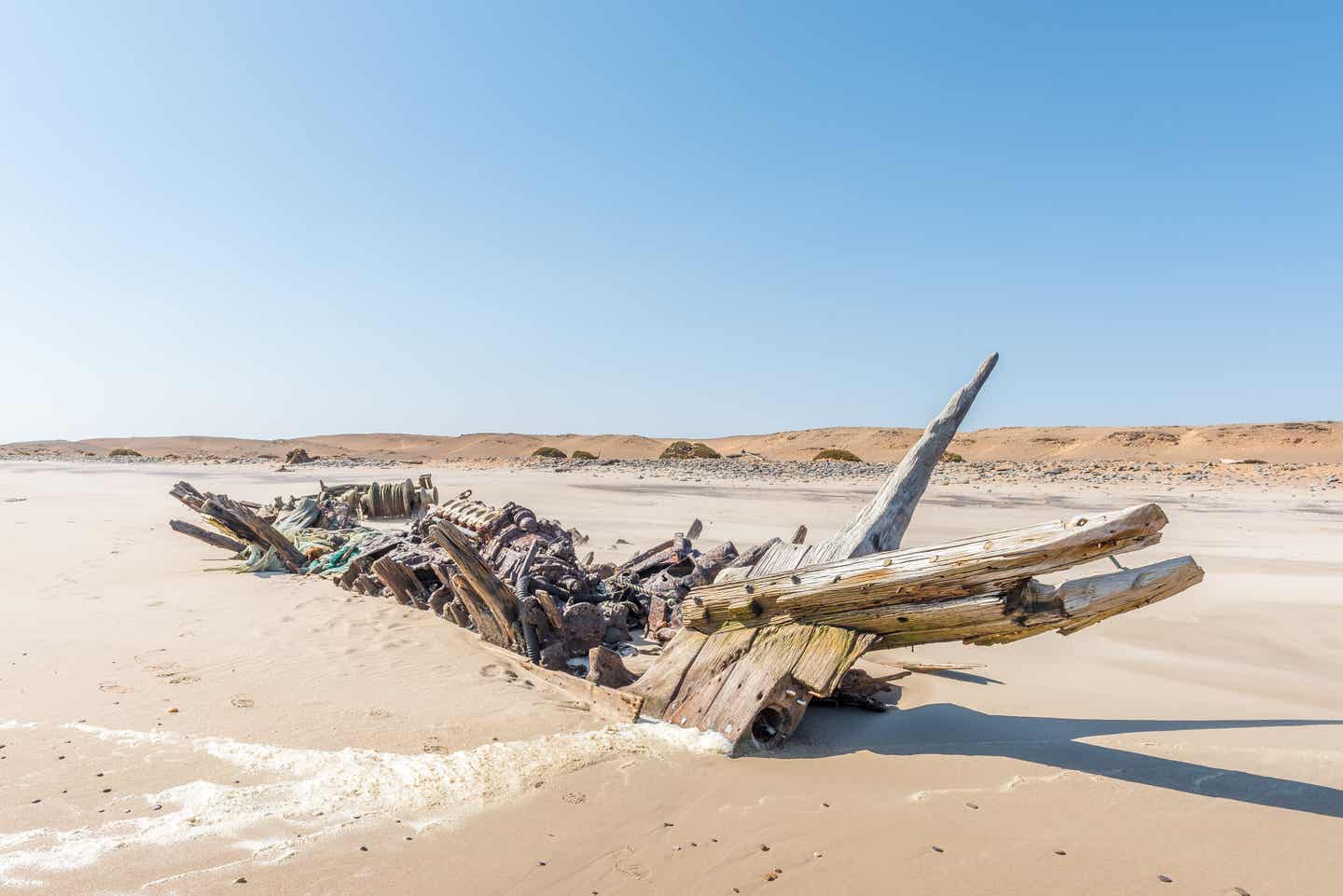 Namibia Strände: Wrack der Benguela Eagle an der Skelettküste