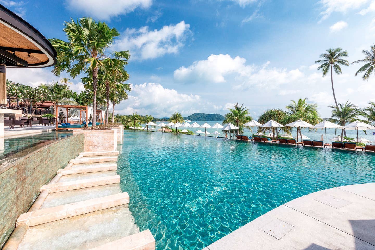 Der Poolbereich des Pullman Phuket Beach Resorts