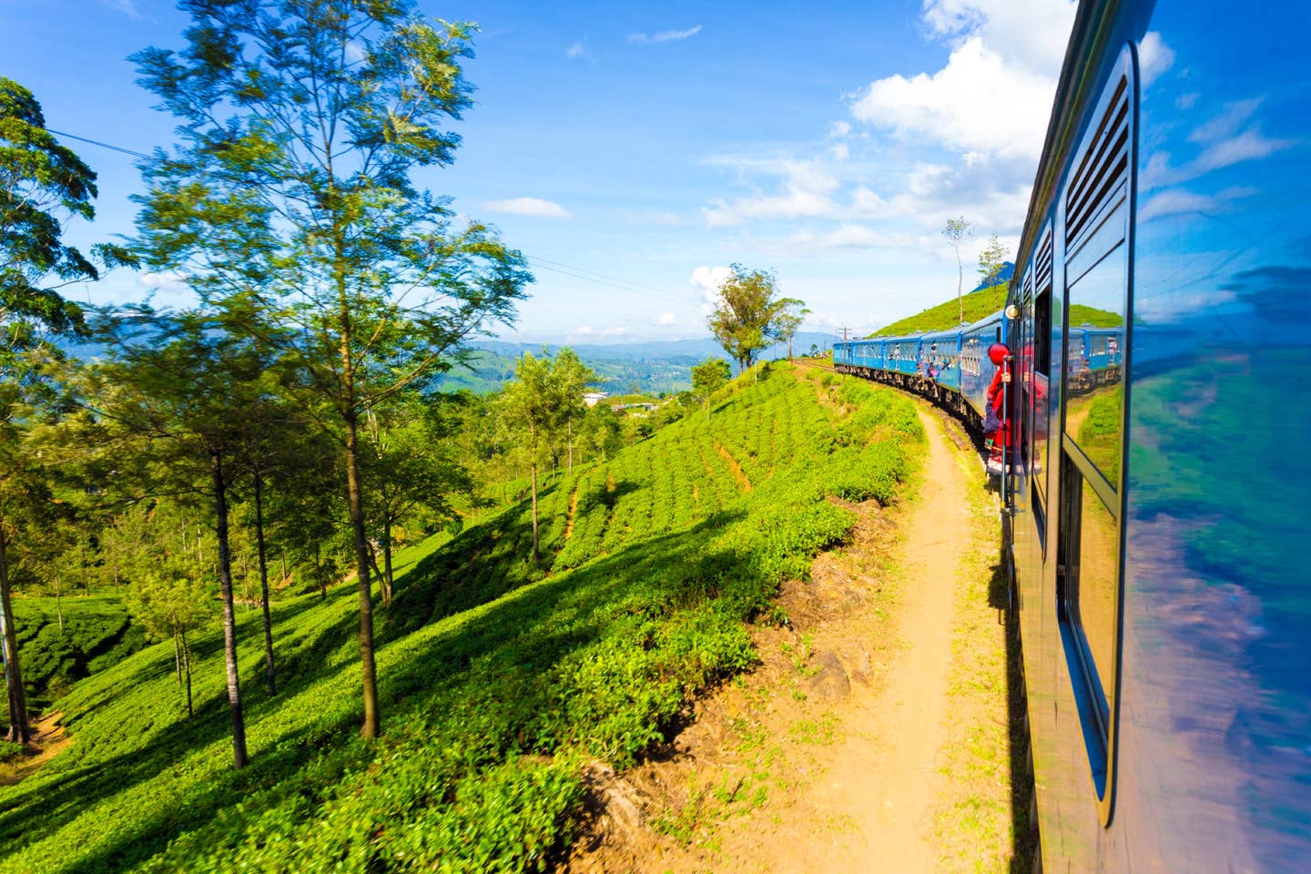 Rundreisen Sri Lanka: Zugfahrt durch die grüne Berglandschaft Sri Lankas