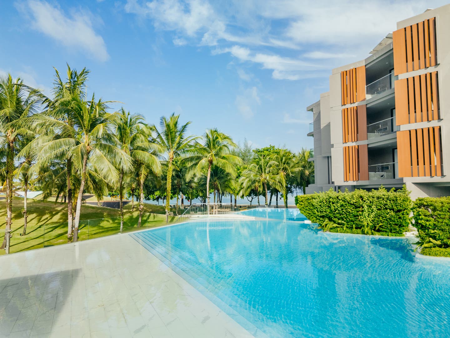 Blick über die Poolanlage des La Vela Khao Lak