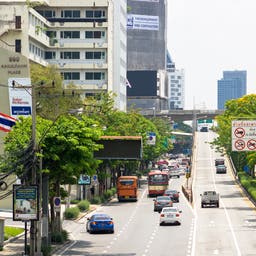 thailand-bangkok-strasse-verkehr-t-691933664.jpg