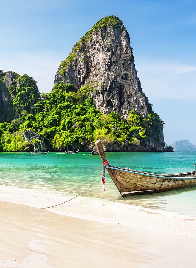 10 Stunden Direktflug Thailand Boot am Strand