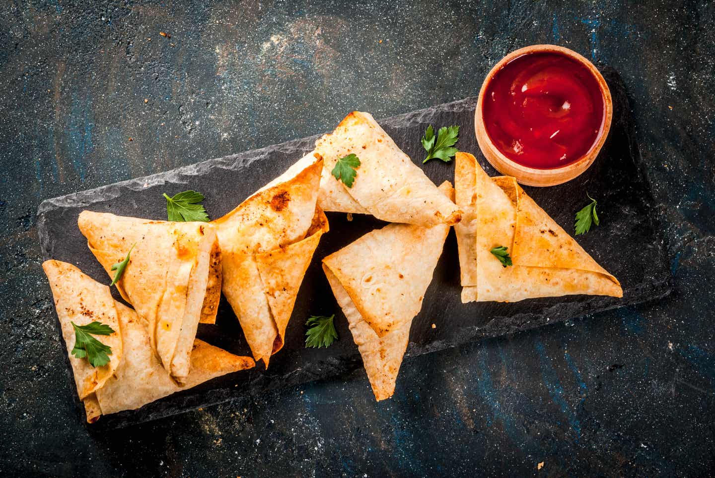 Kenia Essen: Samosas mit Tomatensauce