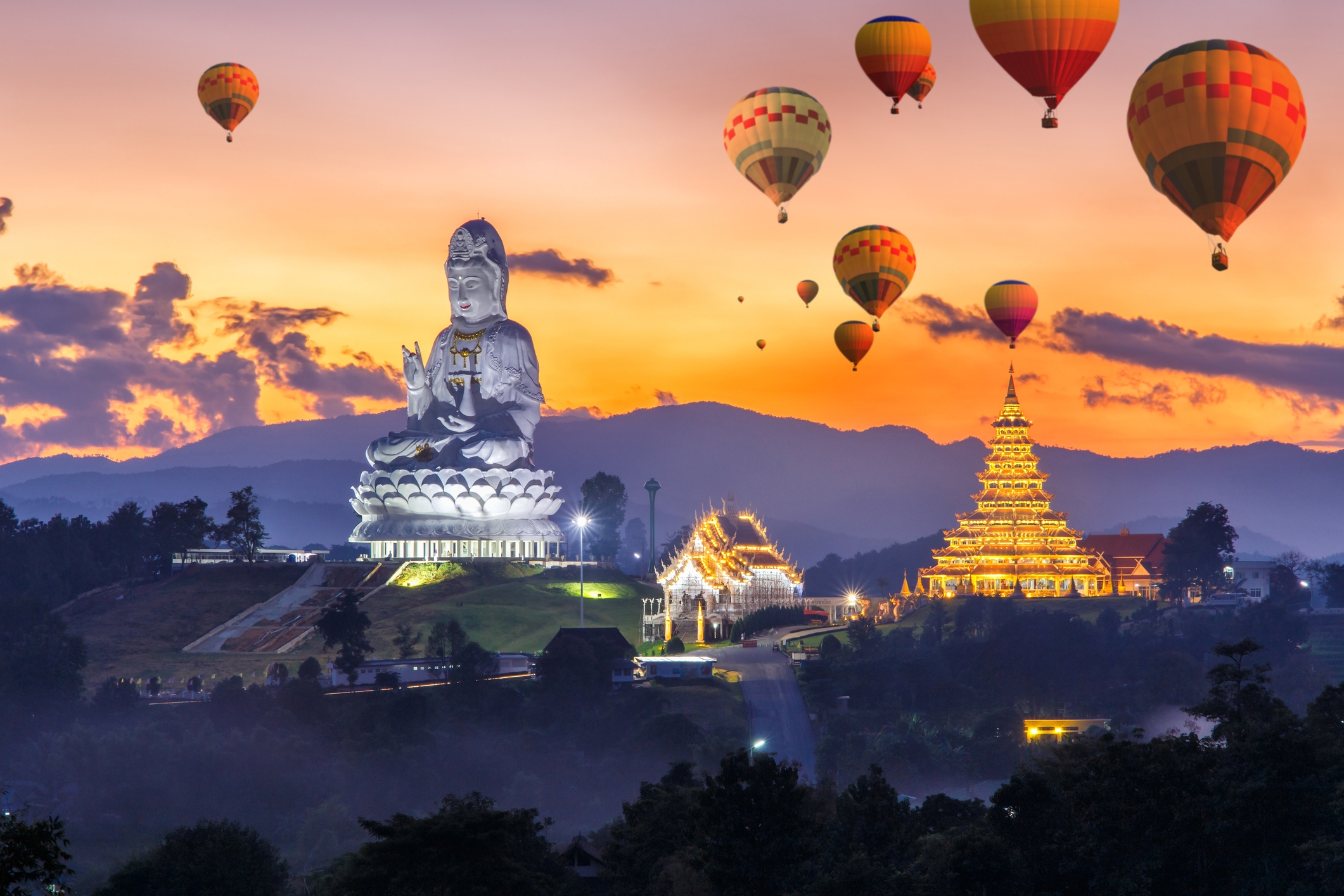 Hotels in Asien - Blick auf Tempel und Ballons in Bangkok