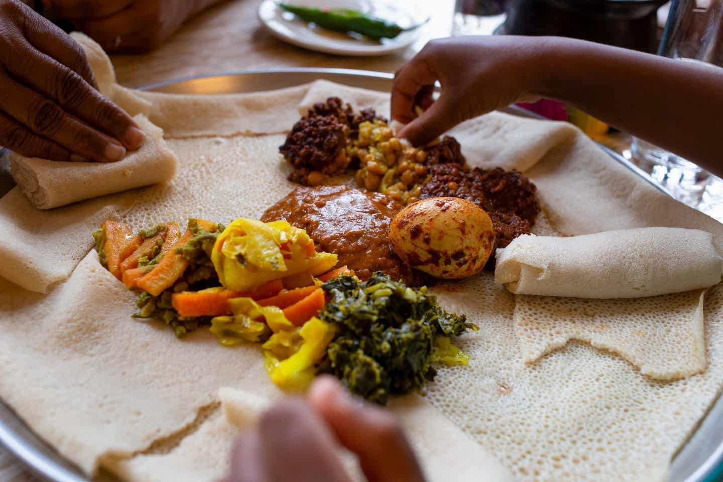 Afrikanisches Essen: Vegetarisches Injera Menü
