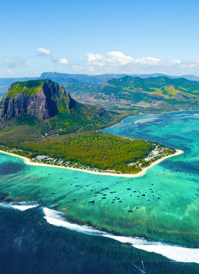 Reisetipps Indischer Ozean Blick auf den Berg Le Morne Brabant auf Mauritius