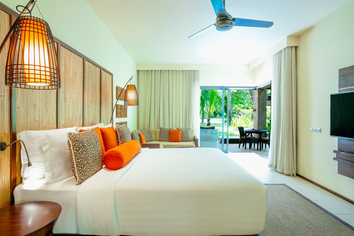Doppelbett mit Ausblick in den Hotelgarten von einer Junior Suite aus