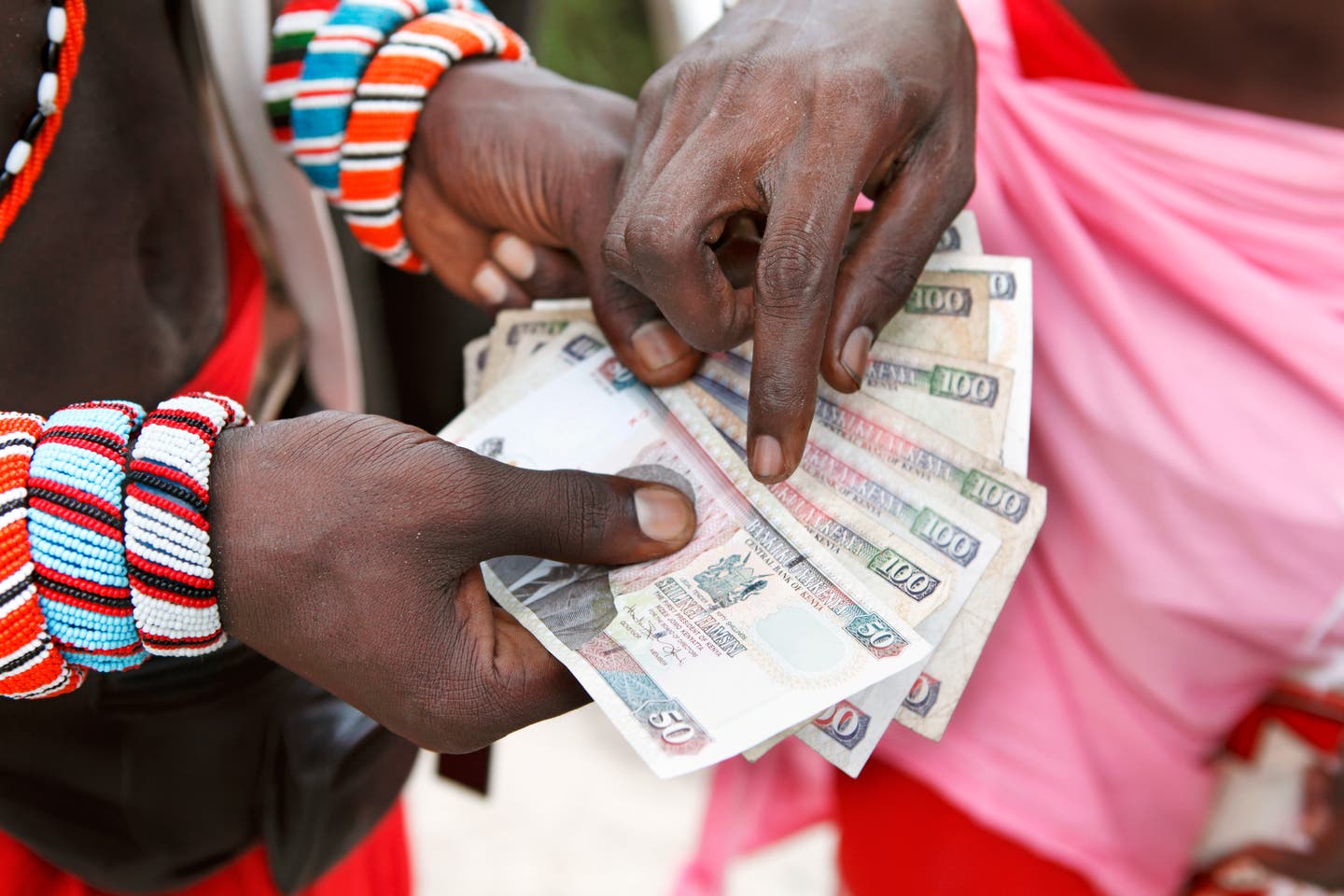 Kenias Währung: Hände beim Geld zählen