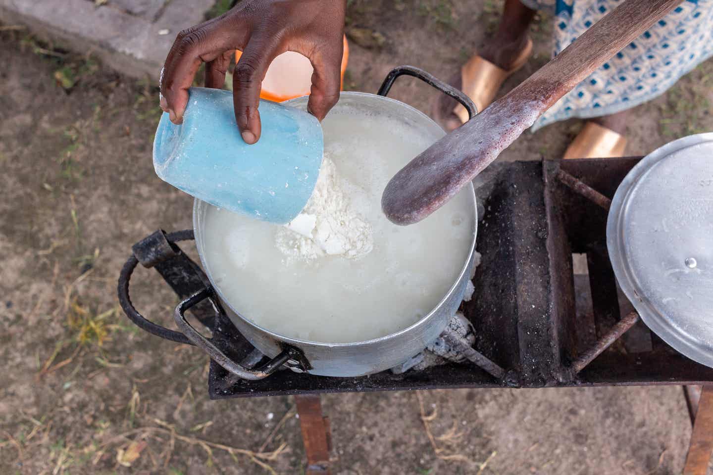 Afrikanisches Essen: Zubereitung von Ugali