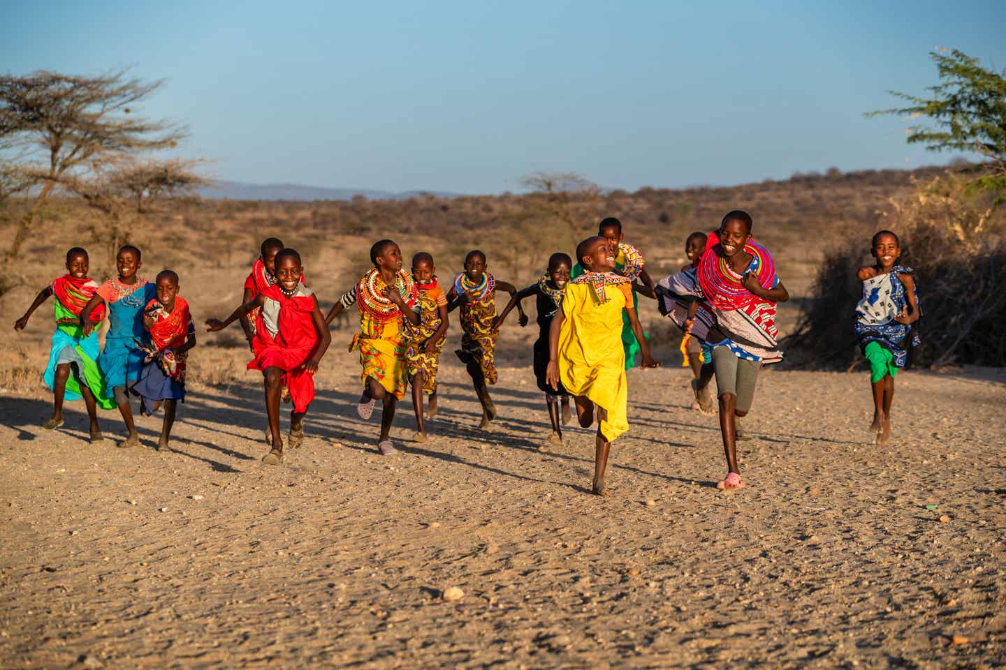 Kenias Kultur: rennende Kinder aus dem Samburu-Stamm