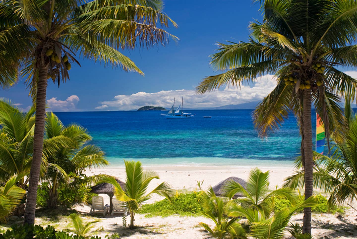 Rundreisen Fiji: Blick über den Strand von Mamanuca Islands
