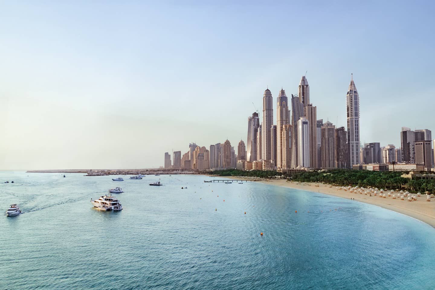 Strand und Skyline von Dubai