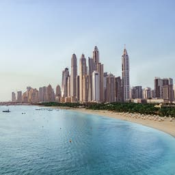 Dubai-Strand-und-Skyline-Dubai-Marina-g-629795564.jpg