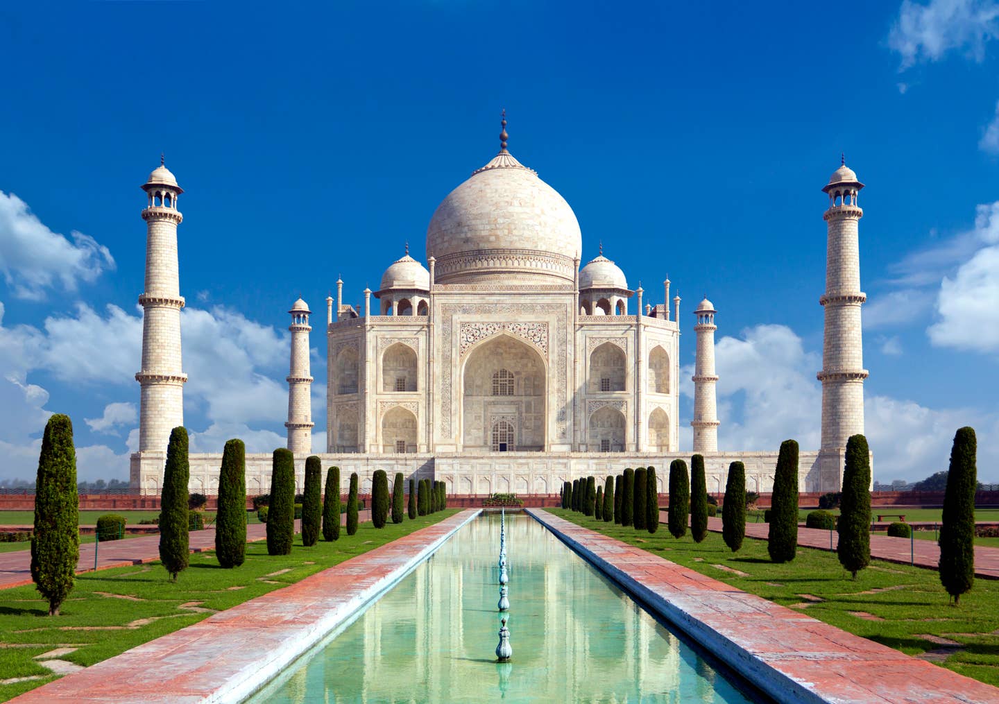 Rundreisen Indien: das riesige Mausoleum Taj Mahal in Indien