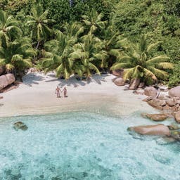 seychellen-paar-am-strand-g-1533731316_(1).jpg