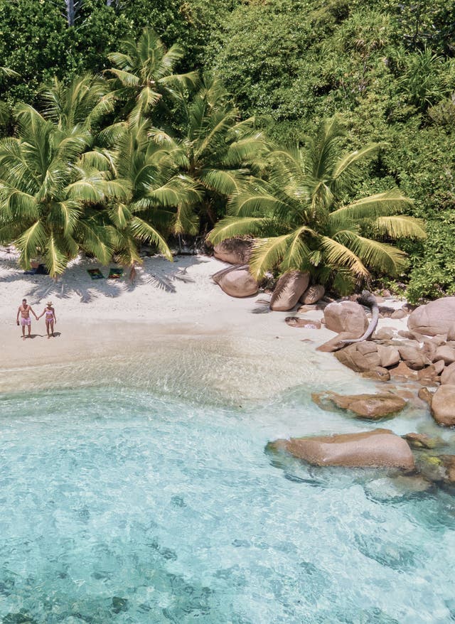 Urlaub für Paare Paar am Strand in der Hängematte