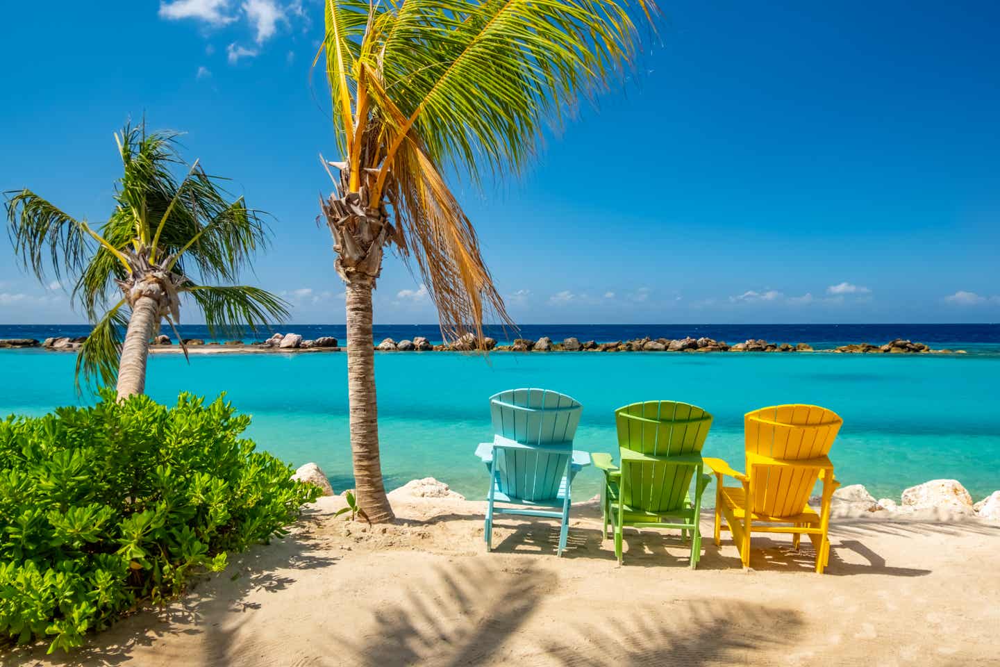 Curaçao Strände: bunte Stühle am Strand