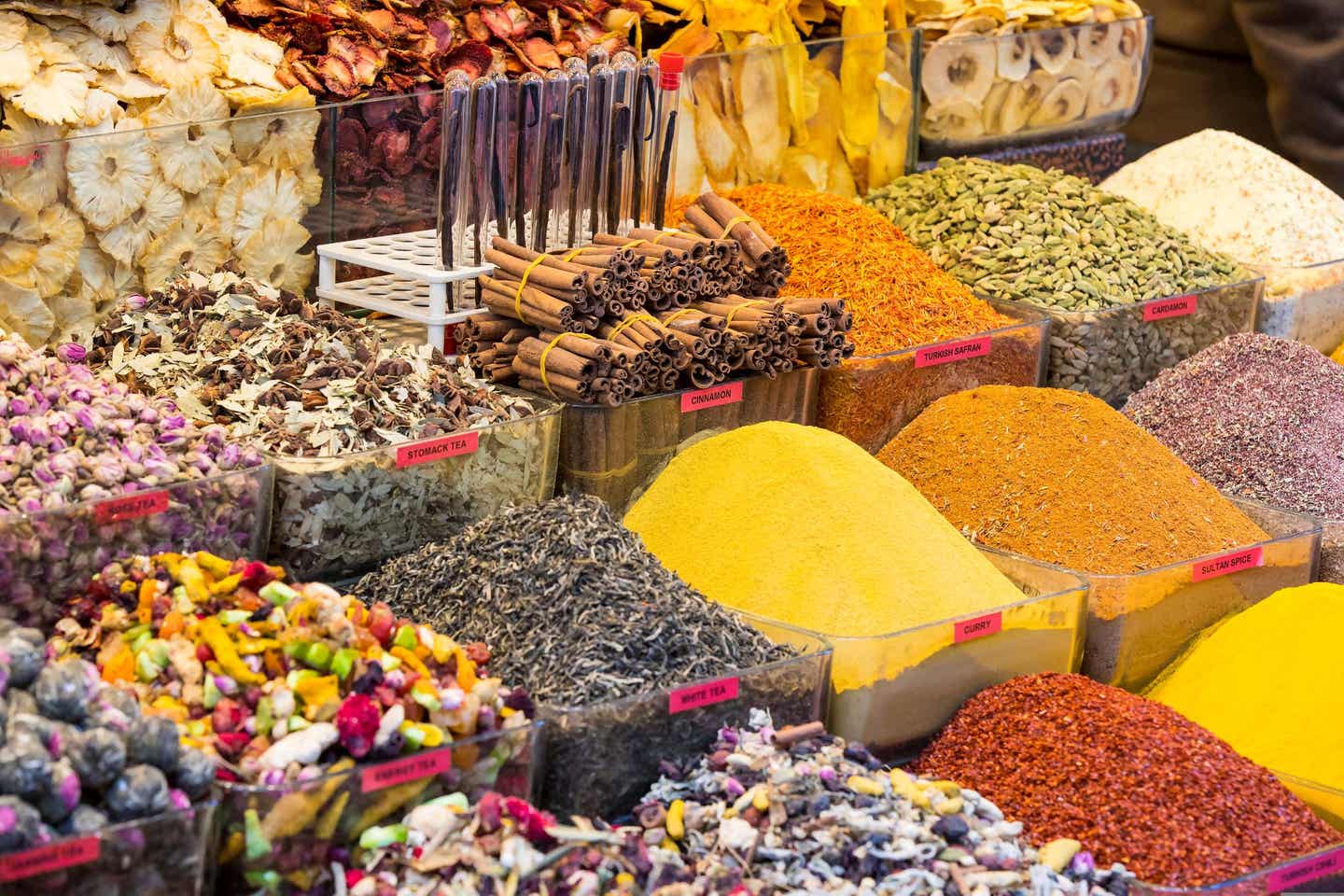 Afrikanischers Essen: Gewürze auf einem Markt in Dubai